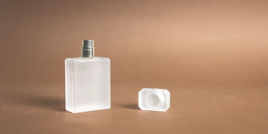 شیشهی عطر روی زمینهی گرم